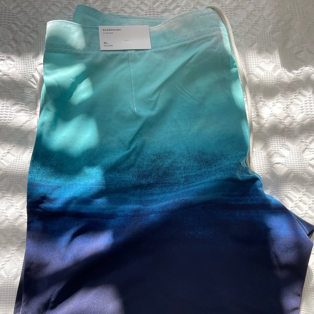 Never used, brand new, American eagle boardshort swimwear for men. Size xl.